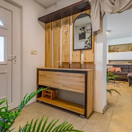 Beautiful In Skatari With Kitchen Holiday home Pula